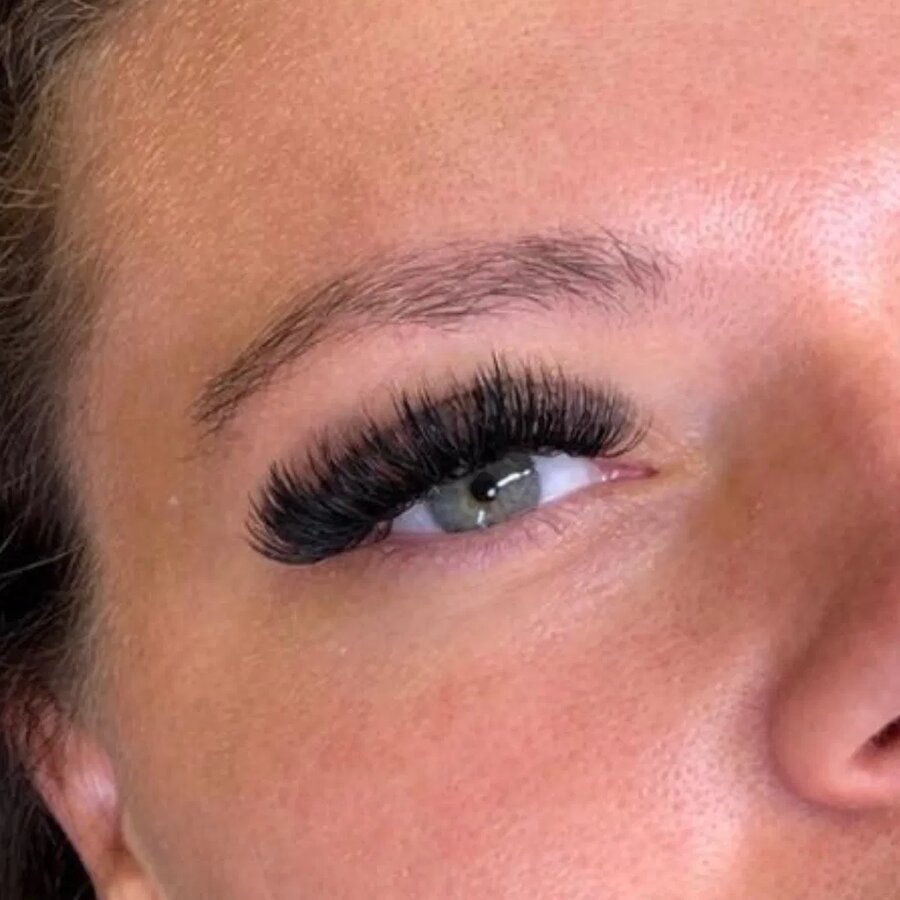 Classic lash extensions with a shaped brow
